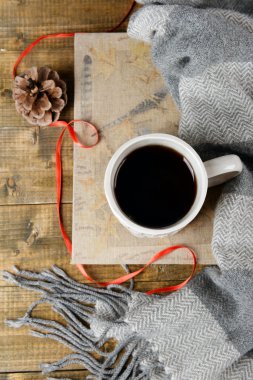 Kitaplı bir fincan çay.