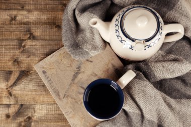 Kitaplı bir fincan çay.