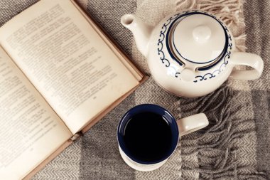 Kitaplı bir fincan çay.