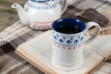 Kitaplı bir fincan çay.