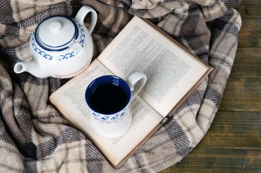 Kitaplı bir fincan çay.