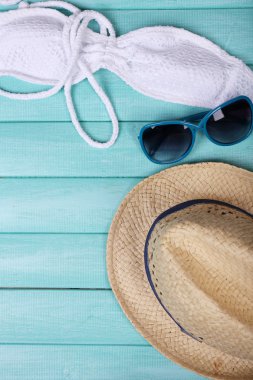 Yaz öğeler ahşap arka plan üzerinde