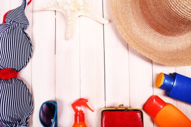 Yaz öğeler ahşap arka plan üzerinde