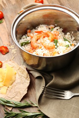 Ahşap masa üzerinde tavada lezzetli pirinç