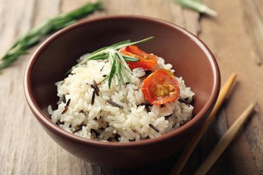 Lezzetli pirinç masaya servis yakın çekim