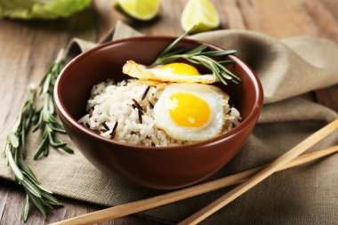 Lezzetli pirinç masaya servis yakın çekim