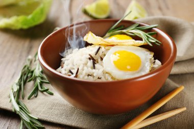 Lezzetli pirinç masaya servis yakın çekim