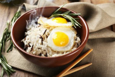 Lezzetli pirinç masaya servis yakın çekim