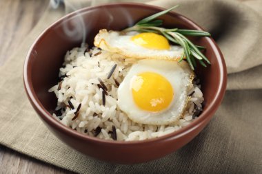 Lezzetli pirinç masaya servis yakın çekim