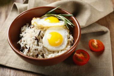 Lezzetli pirinç masaya servis yakın çekim