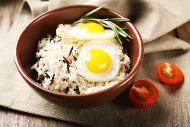 Lezzetli pirinç masaya servis yakın çekim