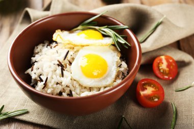 Lezzetli pirinç masaya servis yakın çekim