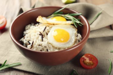 Lezzetli pirinç masaya servis yakın çekim