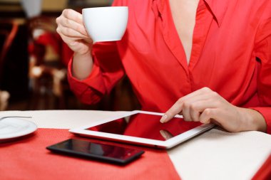 Tablet bilgisayarlı kadın