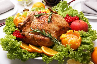 Festival akşam yemeği için pişmiş tavuk