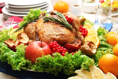 Festival akşam yemeği için pişmiş tavuk