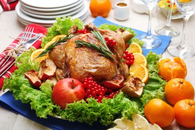 Festival akşam yemeği için pişmiş tavuk