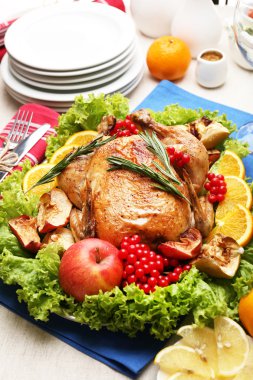 Festival akşam yemeği için pişmiş tavuk