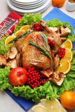 Festival akşam yemeği için pişmiş tavuk
