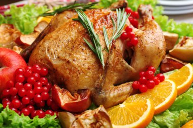 Festival akşam yemeği için pişmiş tavuk