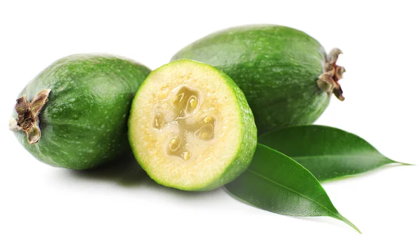 Feijoa diisolasi pada warna putih — Stok Foto