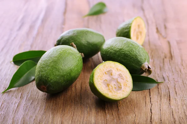 Feijoa sur la table close-up — Photo