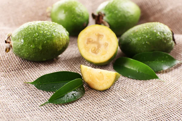 Feijoa en primer plano de la mesa —  Fotos de Stock