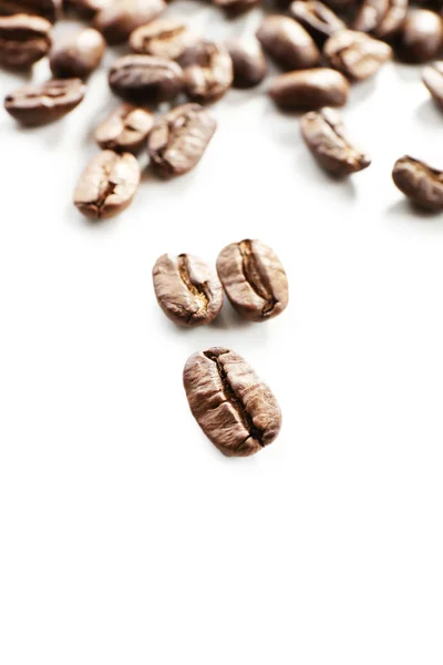 Grains de café sur table blanche, gros plan — Photo