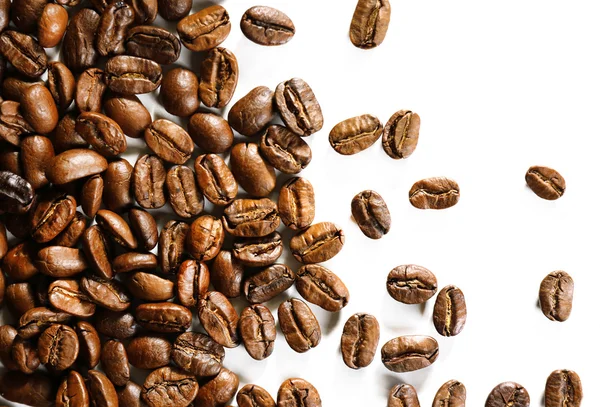 Grãos de café na mesa branca, close-up — Fotografia de Stock