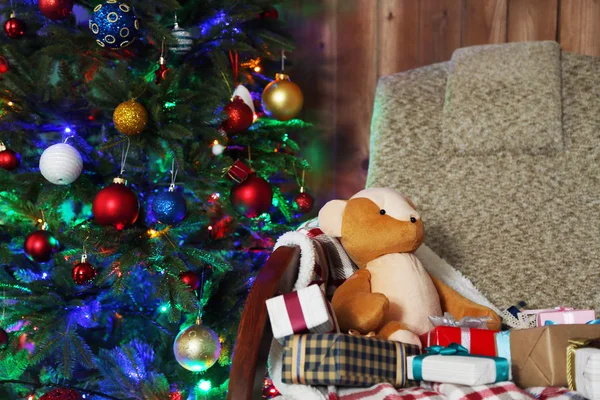 Kerstboom met teddybeer en geschenkdozen — Stockfoto