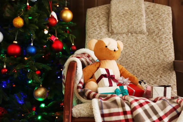 Árbol de Navidad con oso de peluche y cajas de regalo — Foto de Stock