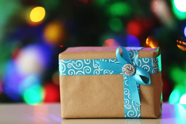 Caja de regalo y árbol de Navidad —  Fotos de Stock