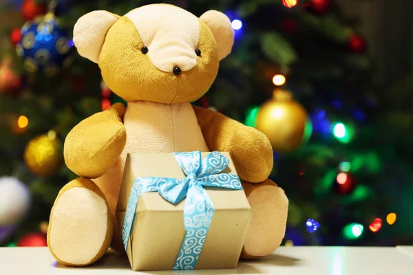 Oso de peluche y caja de regalo — Foto de Stock