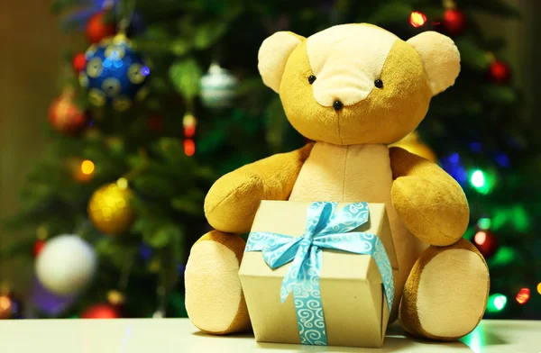 Teddybär und Geschenkbox — Stockfoto