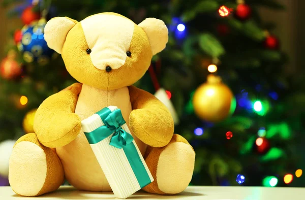 Teddybär und Geschenkbox — Stockfoto