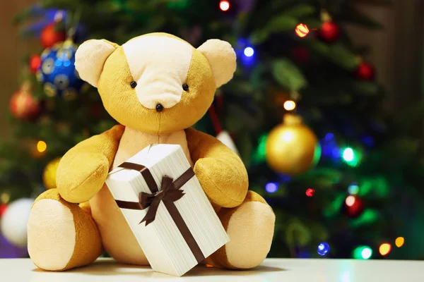 Oso de peluche y caja de regalo — Foto de Stock