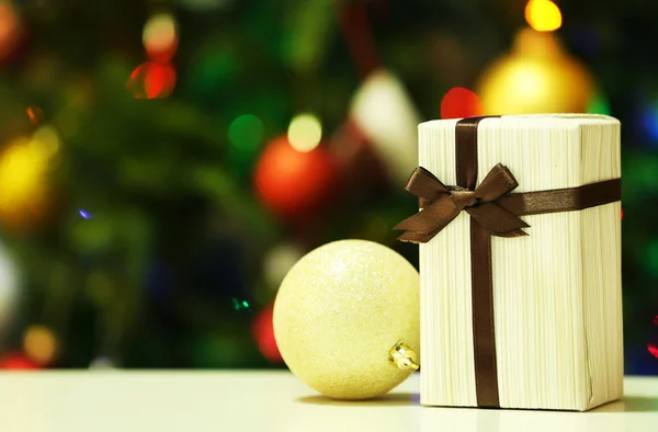 Caja de regalo en árbol de Navidad —  Fotos de Stock