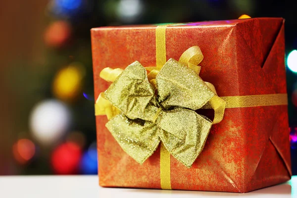 Caja de regalo en árbol de Navidad — Foto de Stock