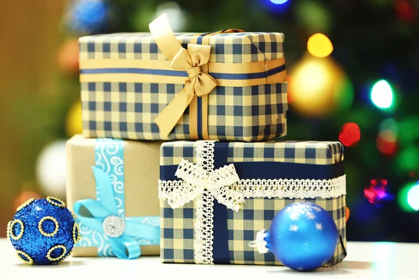 Cajas de regalo en árbol de Navidad — Foto de Stock