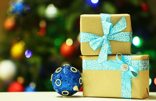 Hediye kutuları Noel ağacı üzerinde — Stok fotoğraf