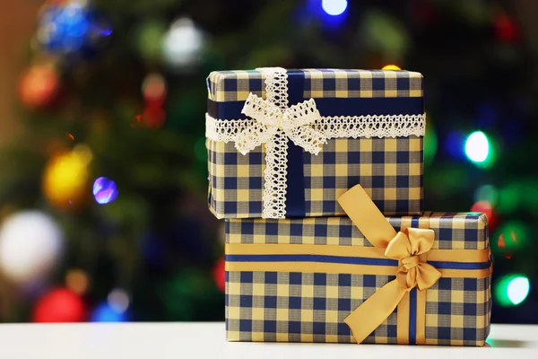 Cajas de regalo en árbol de Navidad — Foto de Stock