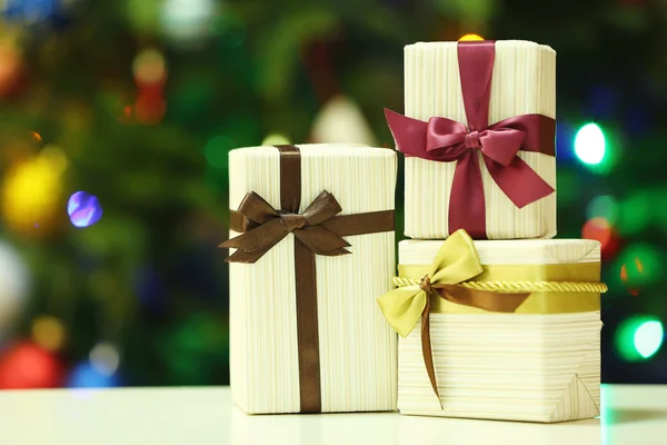 Cajas de regalo en árbol de Navidad —  Fotos de Stock