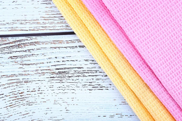 Färgglada servetter på träbord — Stockfoto
