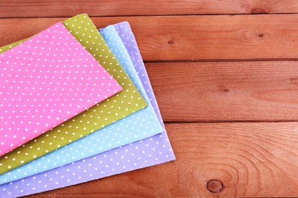 Servilletas coloridas en mesa de madera — Foto de Stock