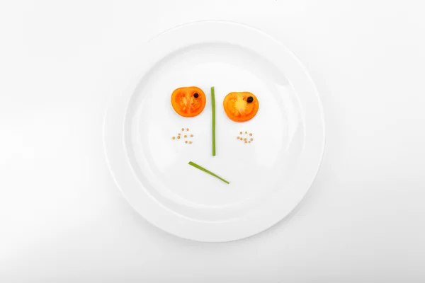 皿の上の野菜の顔 — ストック写真