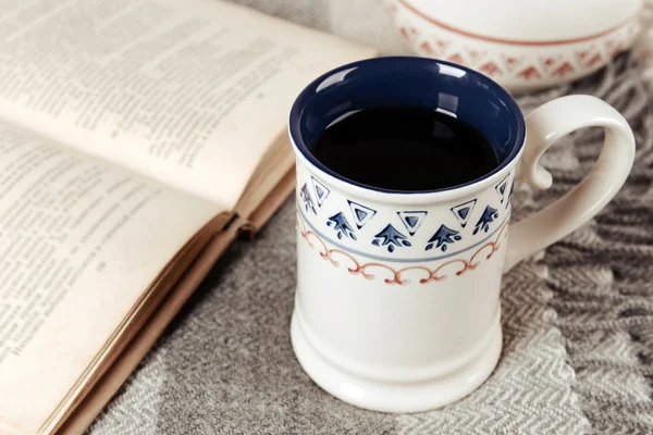 Tasse de thé avec livre — Photo