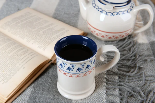 Tasse de thé avec livre — Photo