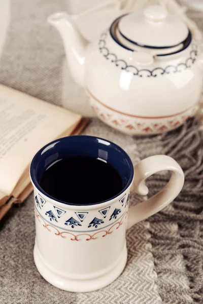 Egy csésze tea könyvvel — Stock Fotó