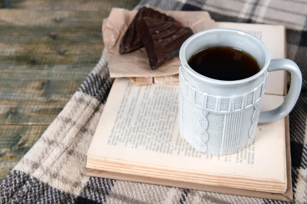 Kitaplı bir fincan çay. — Stok fotoğraf