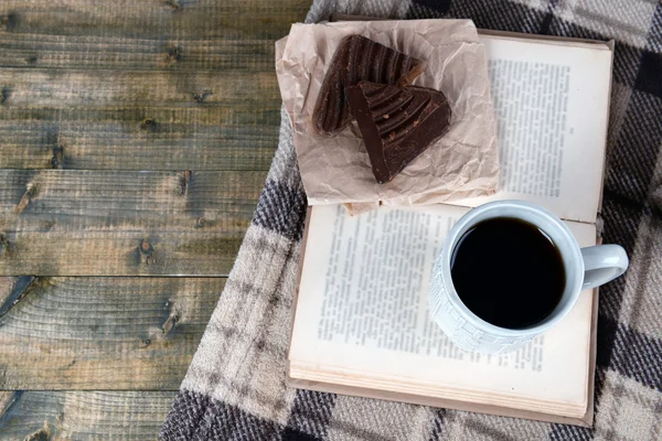 Taza de té con libro — Foto de Stock